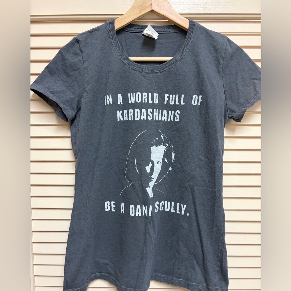 Dana Scully X-Files Graphic T-Shirt Womens S Gray Funny Quote Kardashian Parody